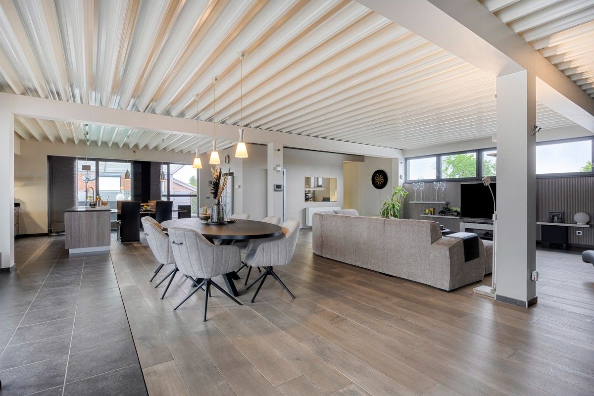 Handelsruimte met luxe duplex-appartement en verhuurde loodsen op het industrieterrein in Lanaken foto 21