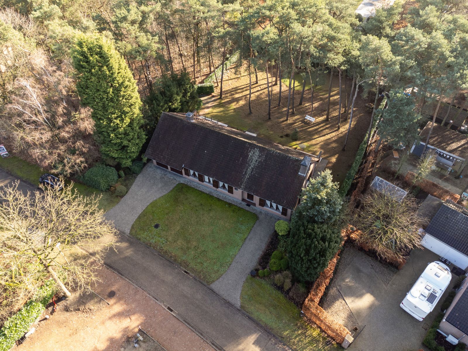 Laagbouwvilla met 3 slaapkamers op perceel grond van 1.831m². Zuidoost georiënteerd.  foto 22