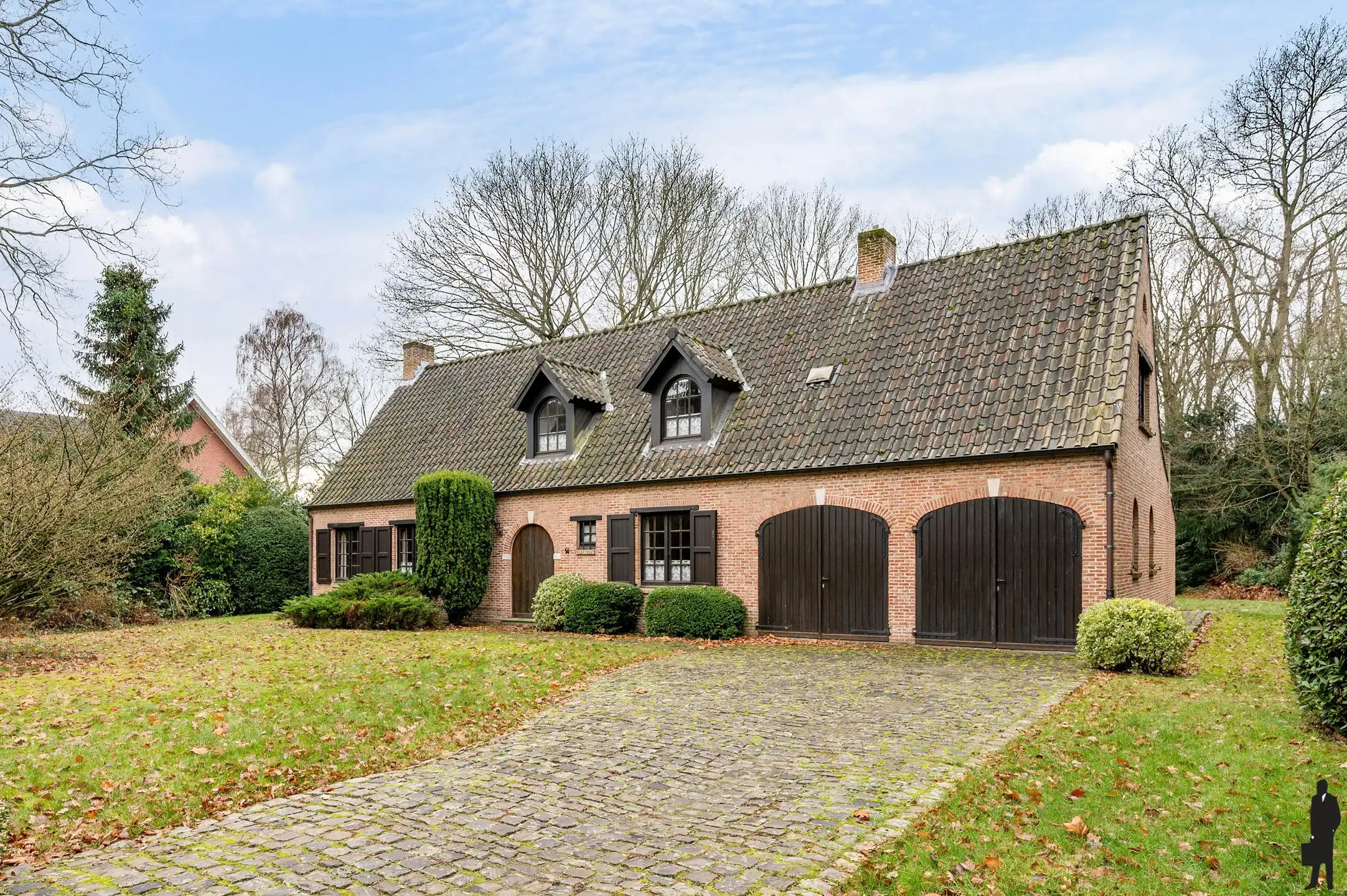 Hoofdfoto van de publicatie: Te renoveren villa, in een bijzonder groene en residentiële omgeving! 