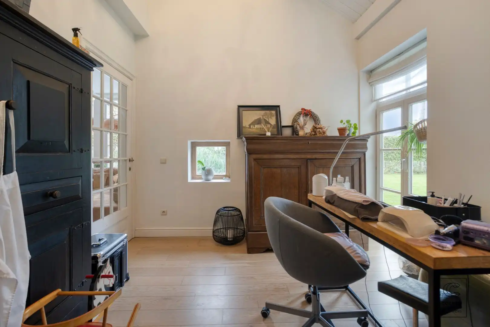 Prachtige woning met een bew. opp. van 302 m², 6 slpk, 3 bk en prachtige tuin met zwembad  foto 11