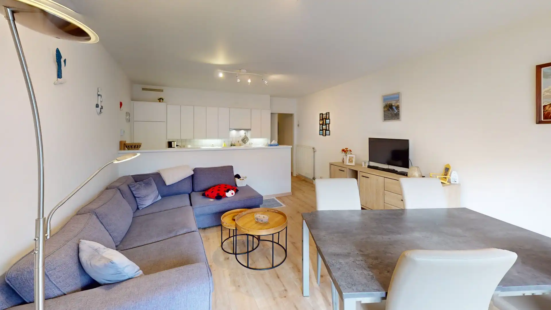 Instapklaar zuidgericht appartement met 2 slaapkamers, vlakbij de Zeedijk foto 2