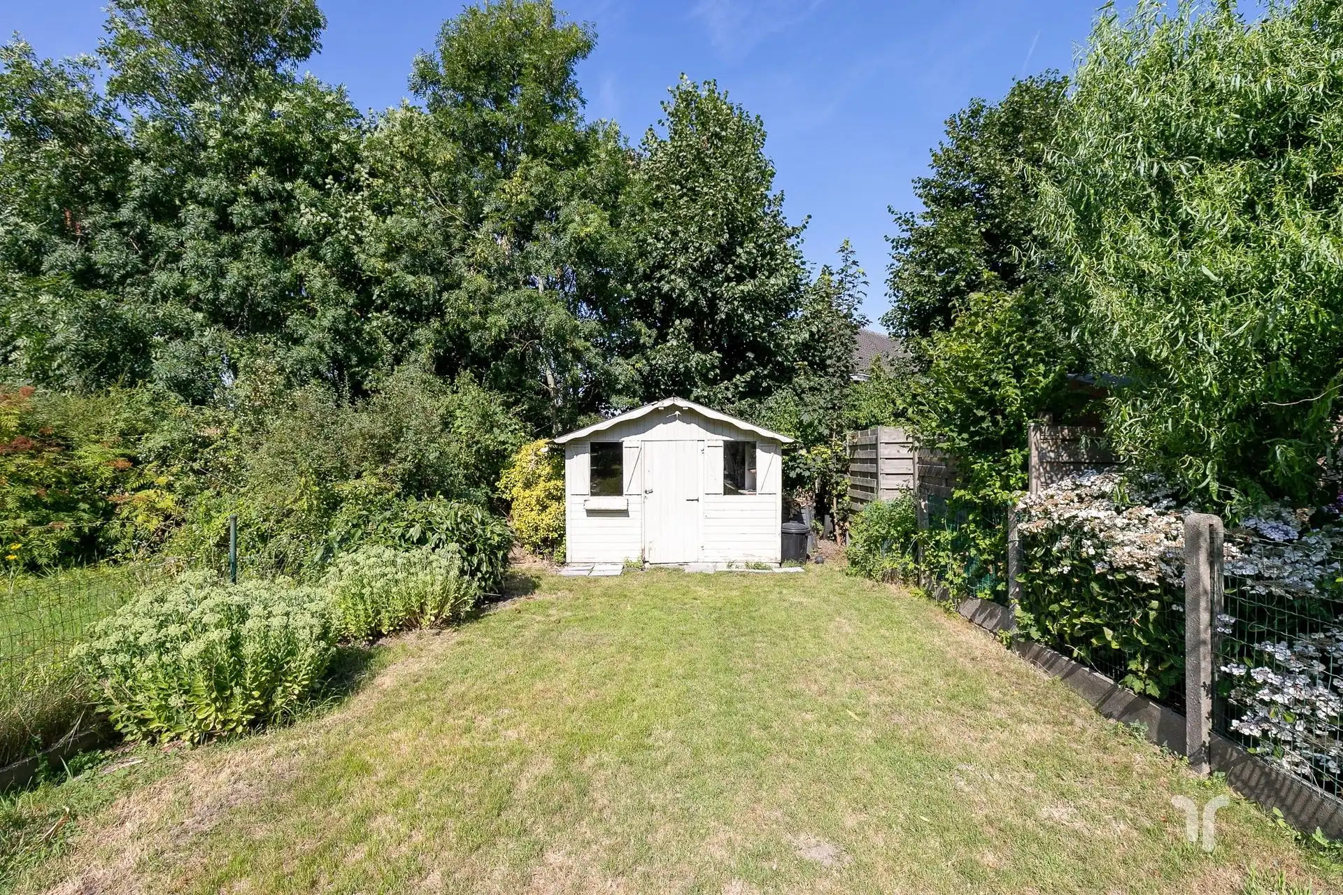 Deze rustig gelegen woning bevindt zich net buiten de stadskern en op wandelafstand van scholen, winkels en openbaar vervoer.  foto 13
