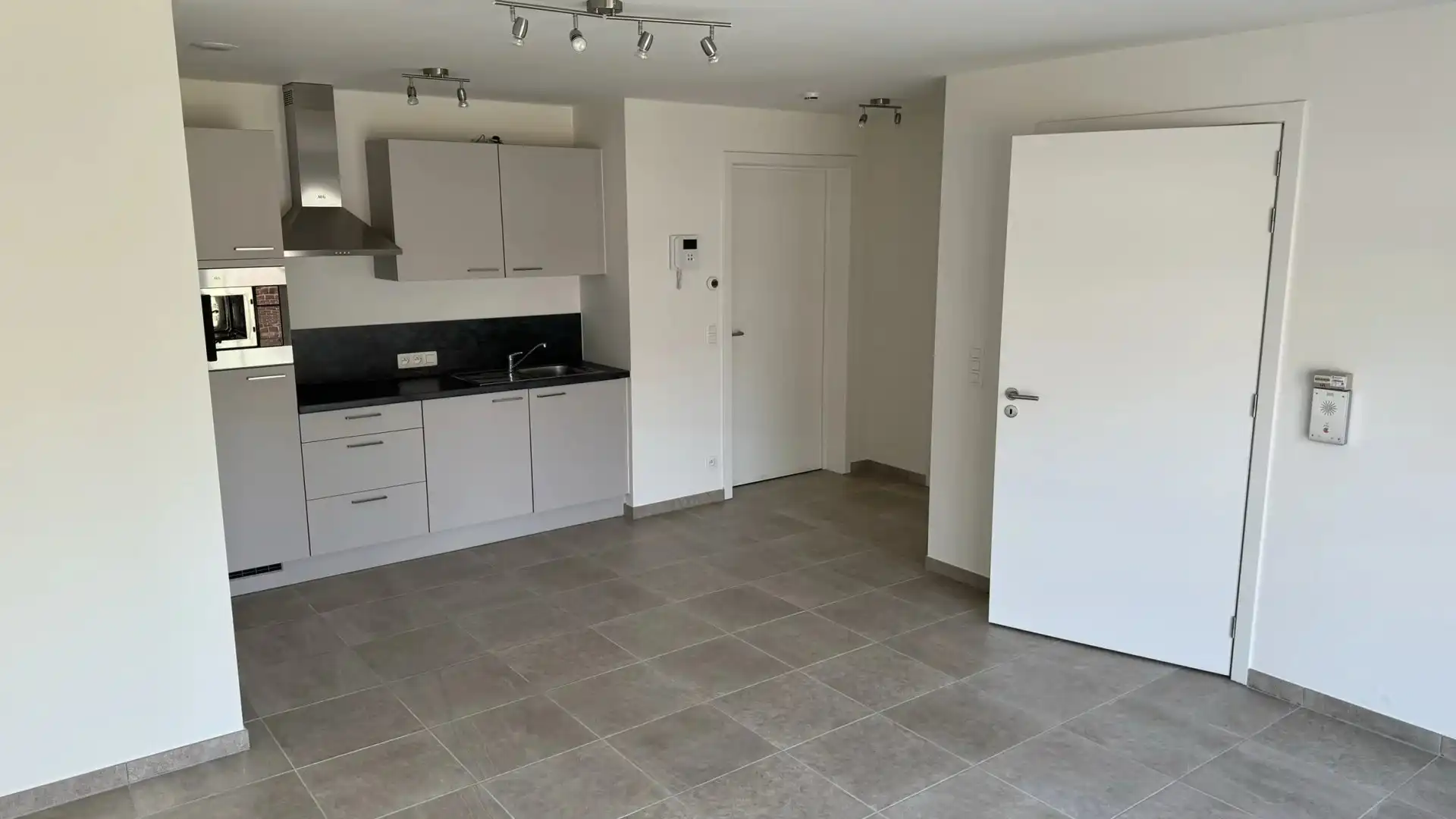 Serviceflat met 1 slaapkamer en balkon, momenteel verhuurd. foto {{pictureIndex}}