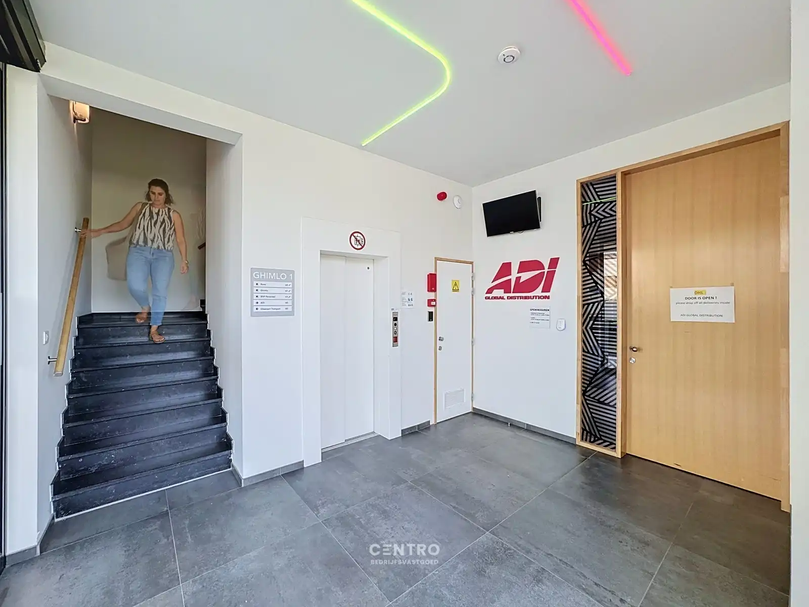 VERNIEUWDE en INSTAPKLARE KANTOORRUIMTEN (259m² en 337m²) op een UITSTEKENDE LOCATIE langs de AUTOSNELWEG te Loppem (Brugge-Zedelgem)! foto 2