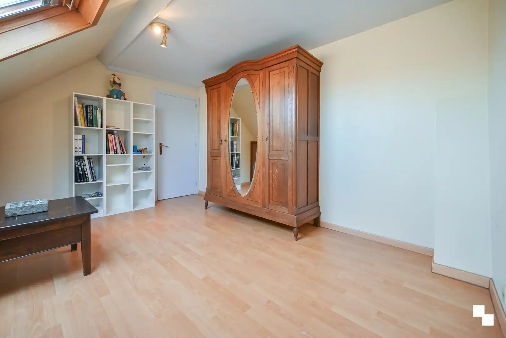 Ruime gezinswoning met vier slaapkamers, garages en extra naastliggend perceel foto 28