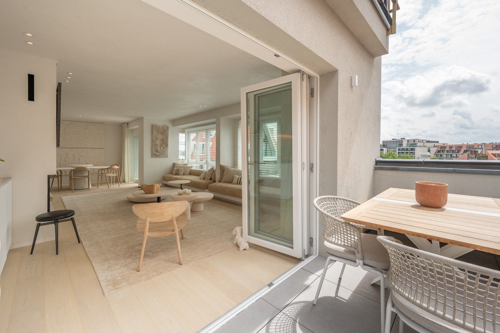 Gerenoveerd hoekappartement met ruime zonneterrassen vlakbij de zee, het Zegemeer en het casino. foto 2