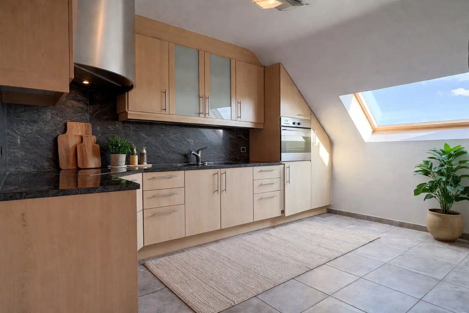 Appartement te koop op de 3de verdieping in Harelbeke. foto 2