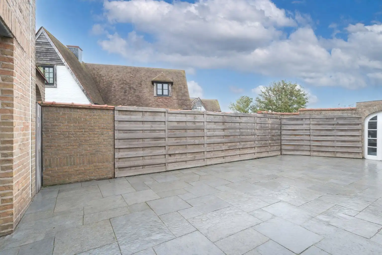 Woning met een leuke binnentuin en garage te Knokke foto 6