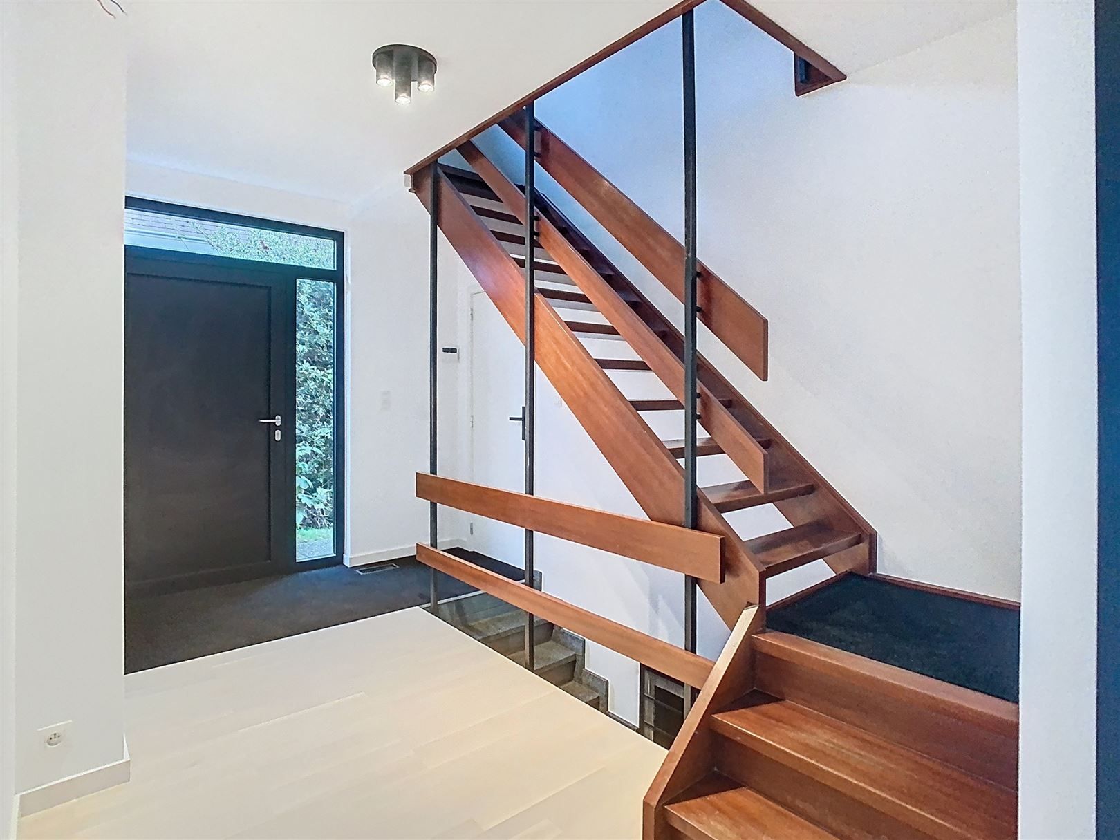 Villa in residentiële wijk met 4 slpks! foto 2