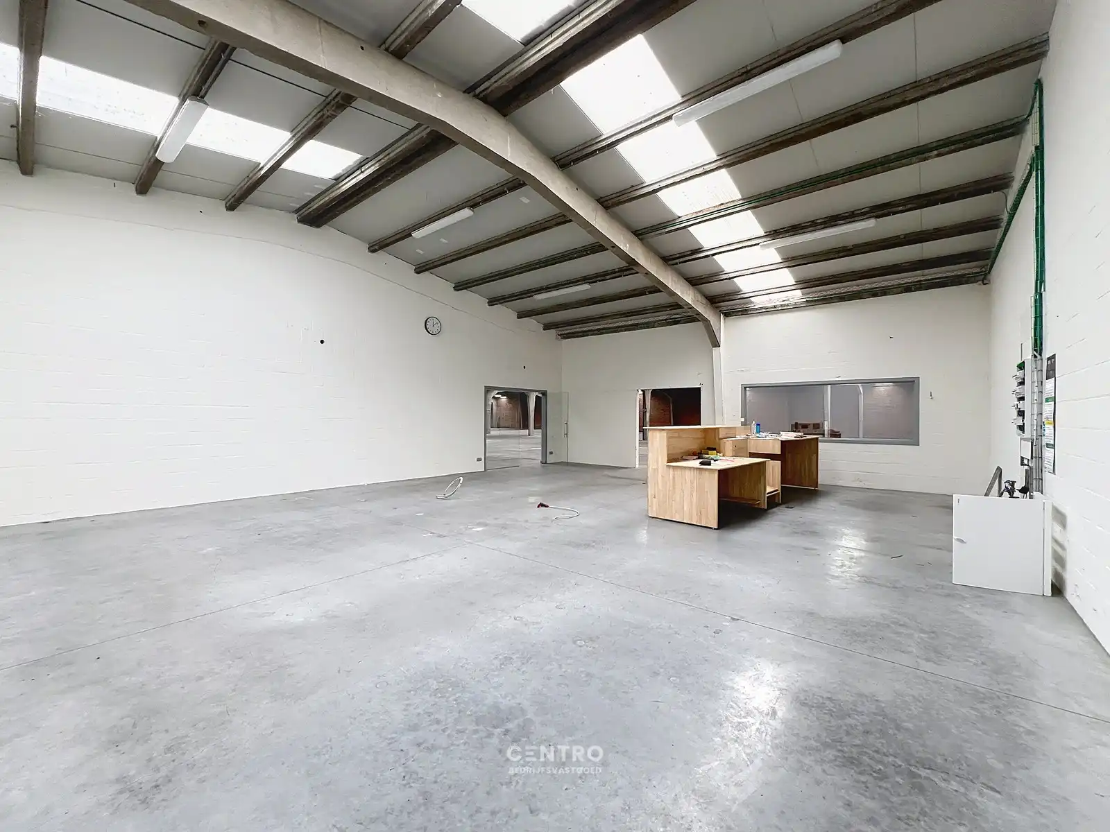 Magazijn van 2.400 m², extra parking en geïntegreerde kantoorruimte in nabijheid van vele baanwinkels vlak bij de RING van Poperinge ! foto 10