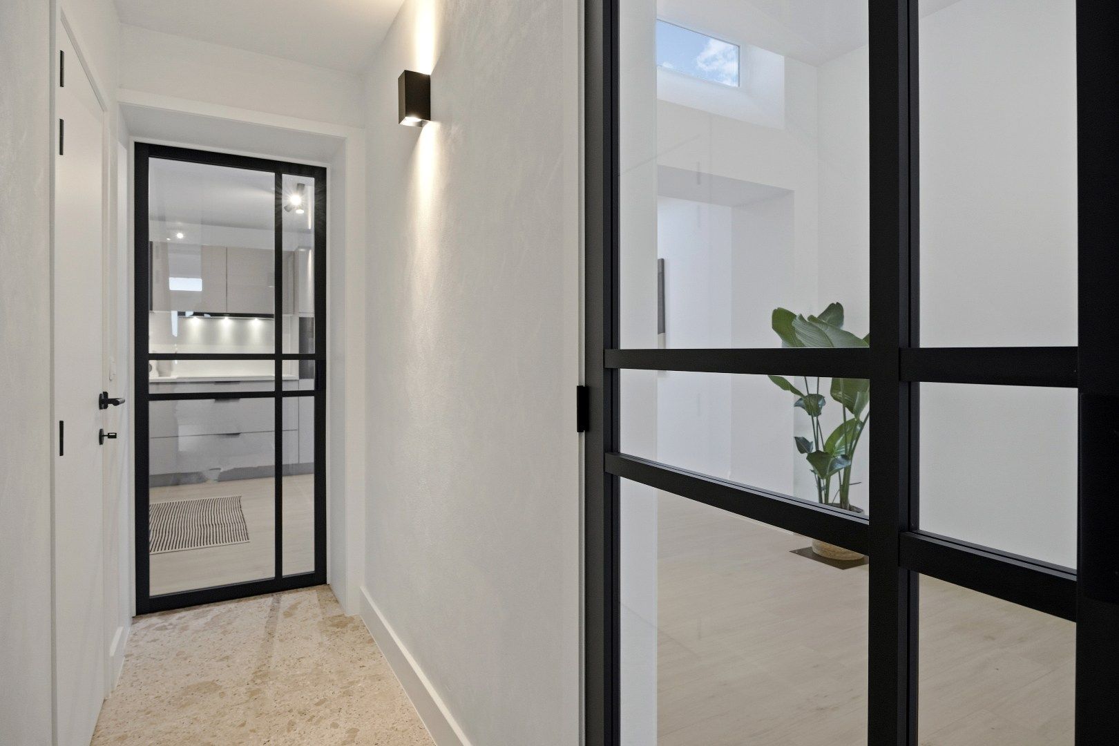 Grote woning, voorzien van vier kamers, twee badkamers, een uitweg,... foto 14