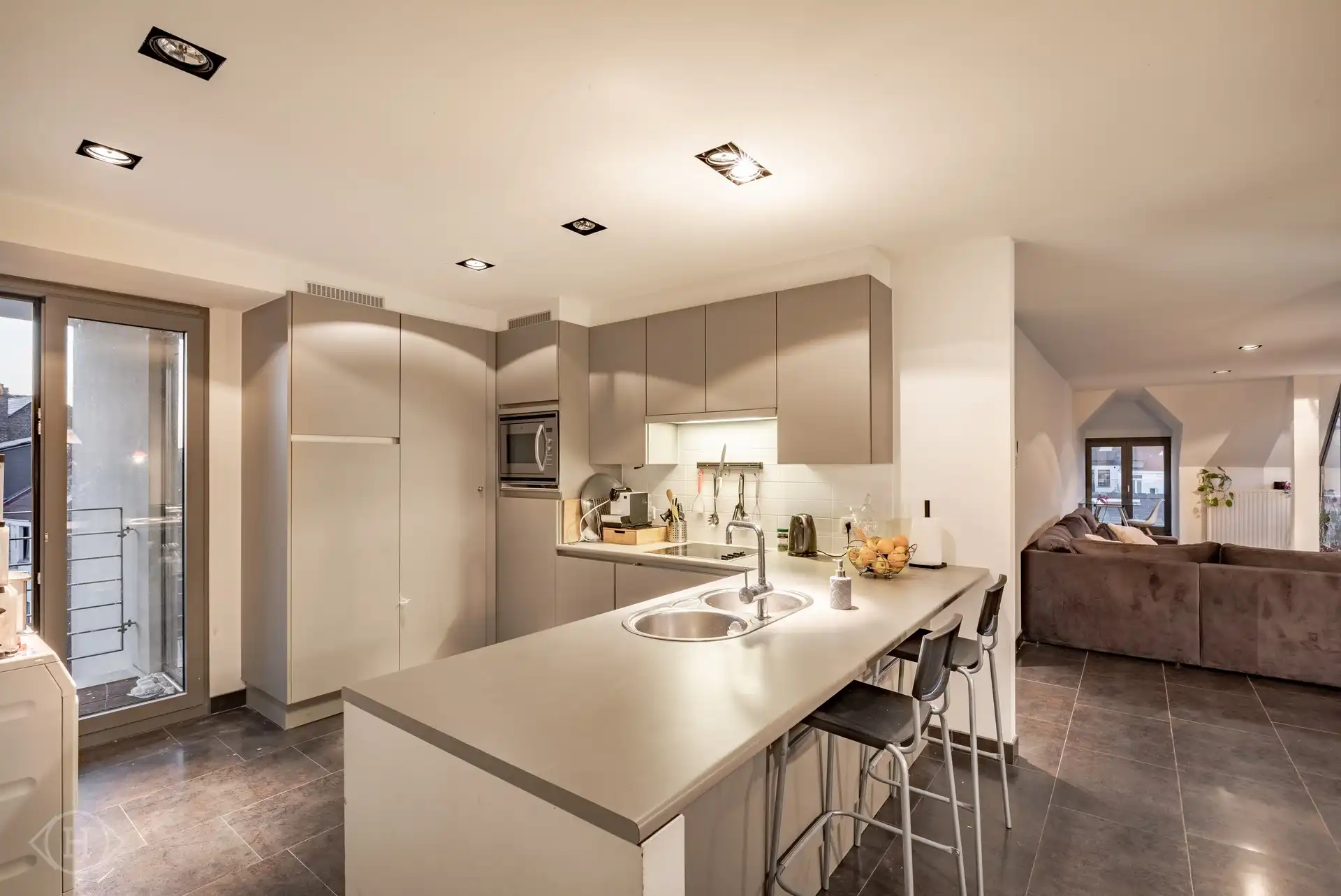 Stijlvol tweeslaapkamerappartement met terras foto 5