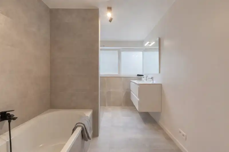 Ruim en zorgeloos wonen in dit gelijkvloers appartement met tuin. foto 6