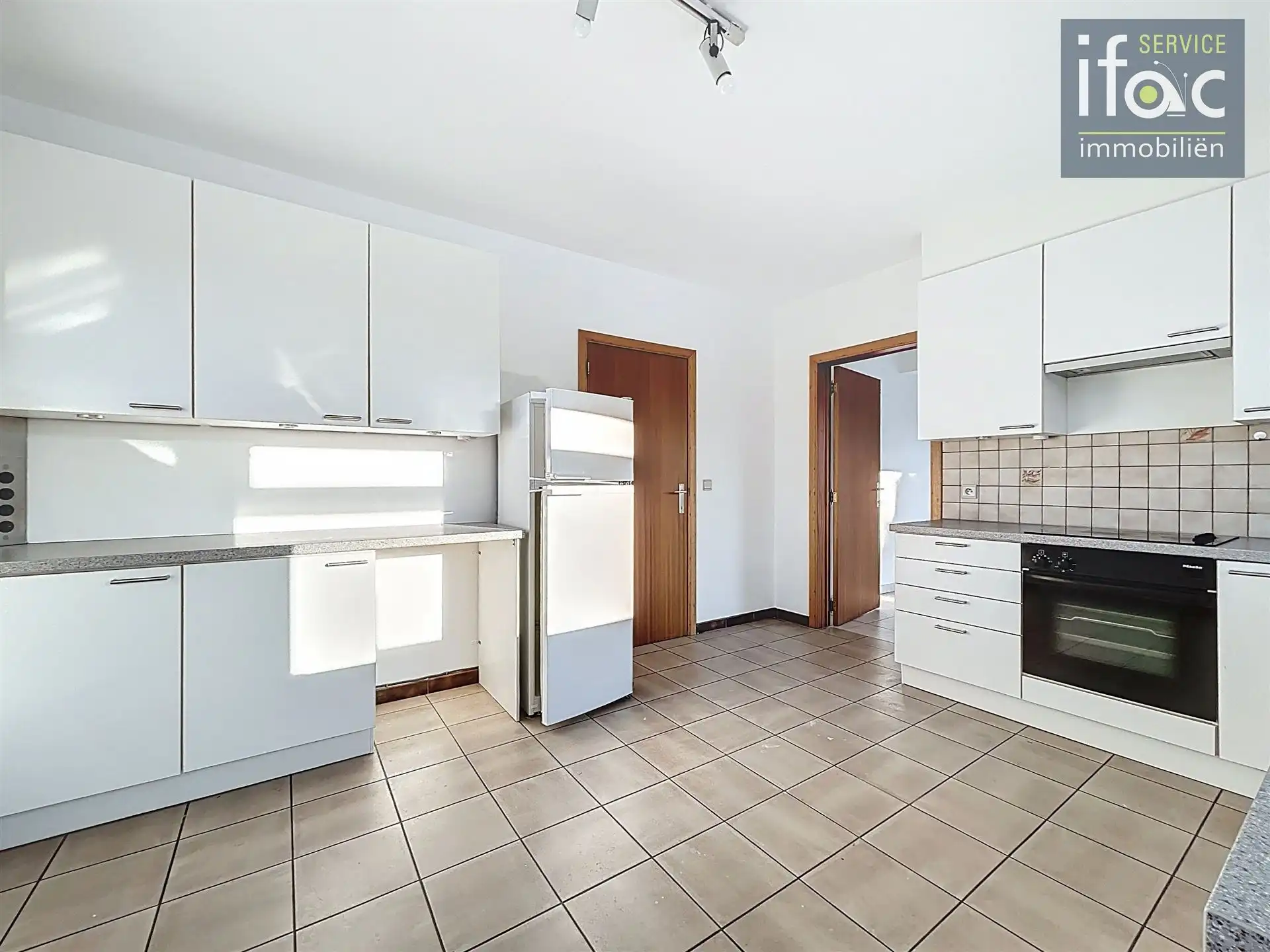 Villa met 5 slaapkamers, 2 badkamers op uitstekende locatie foto 8