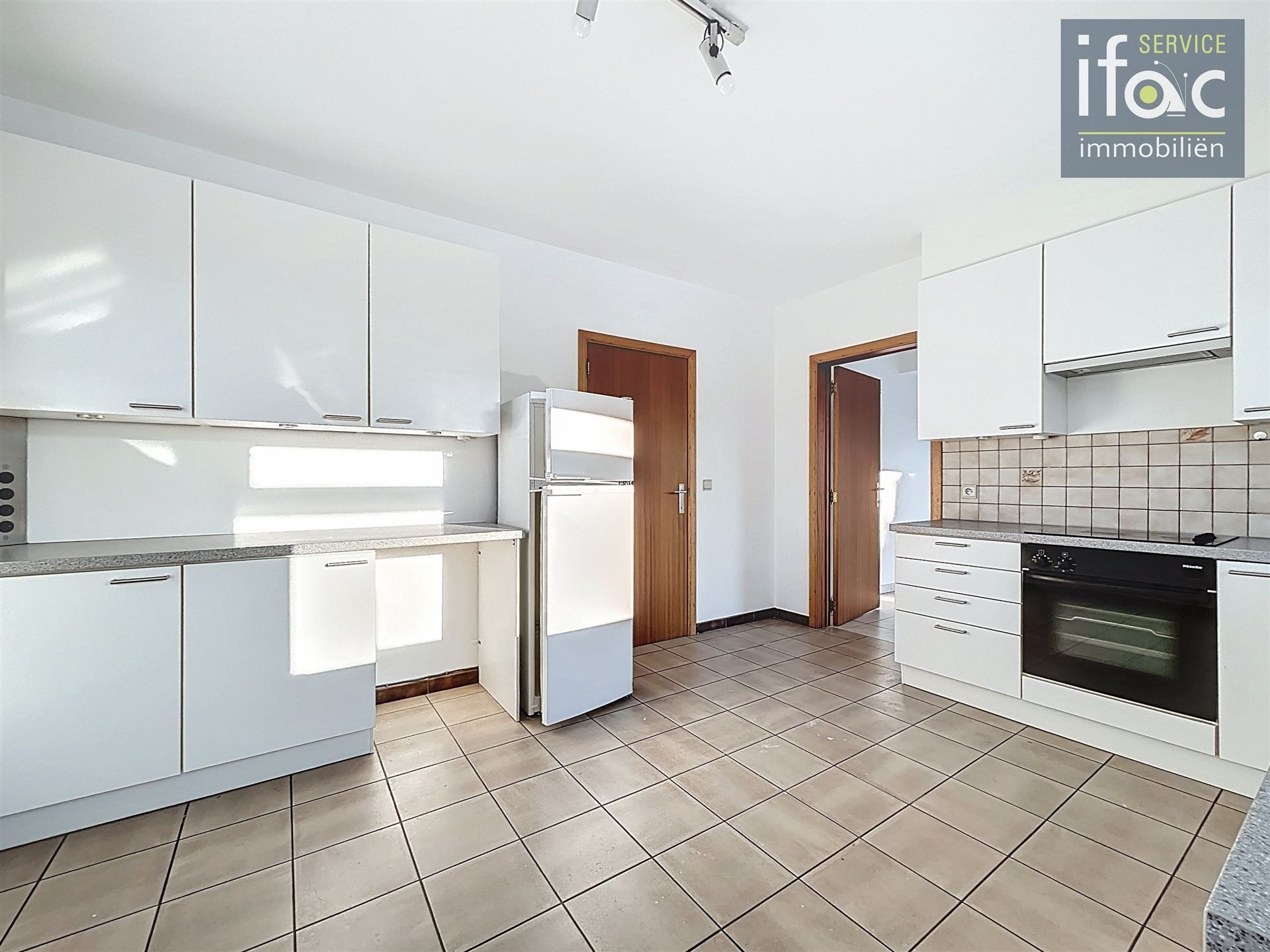 Villa met 5 slaapkamers, 2 badkamers op uitstekende locatie foto 8