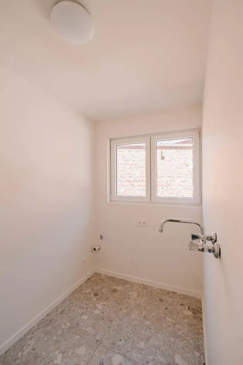 Recent gerenoveerde woning met grote loods foto 25
