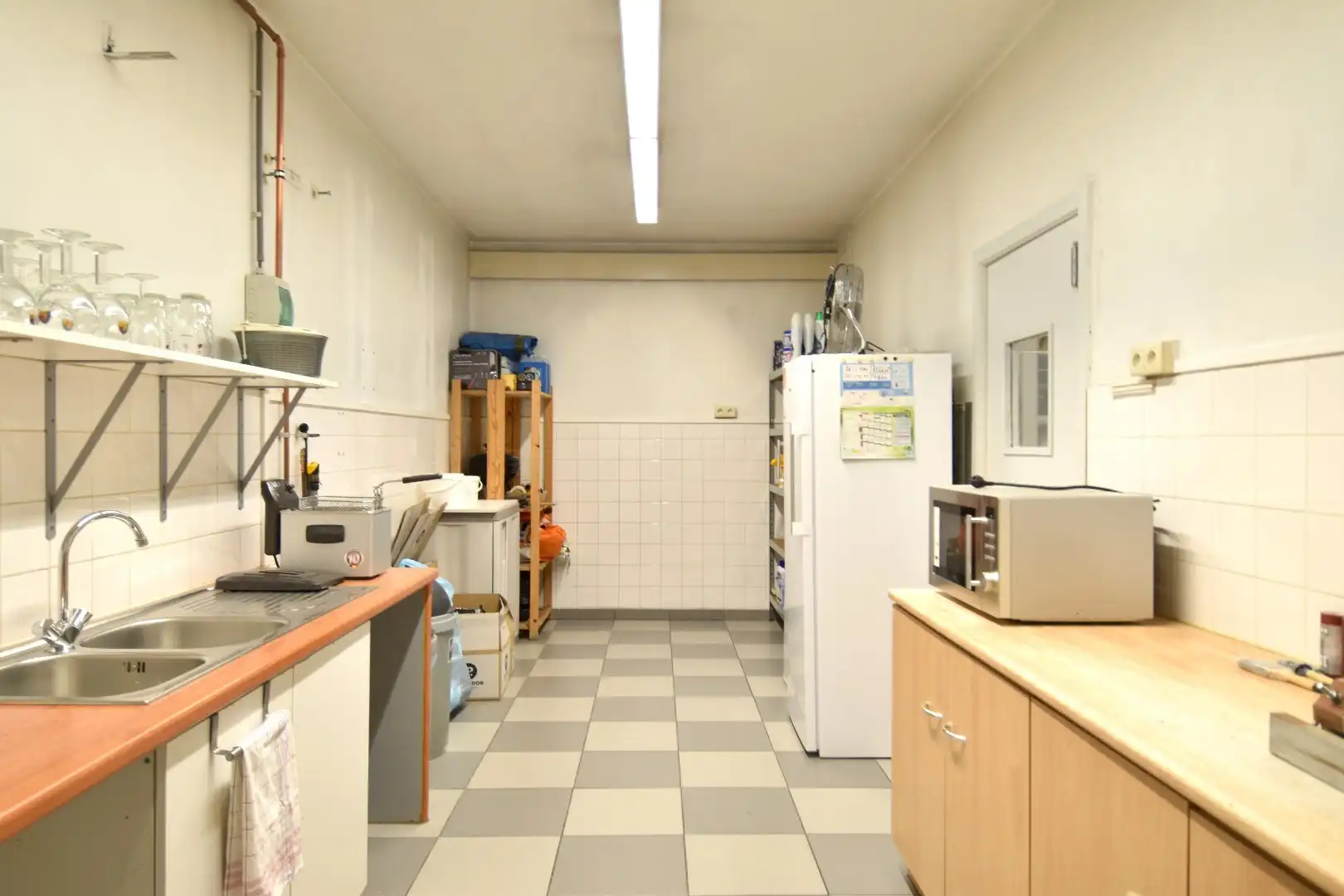 Handelspand op commerciële ligging met bovenliggend 3-slaapkamer appartement te Bissegem foto 4