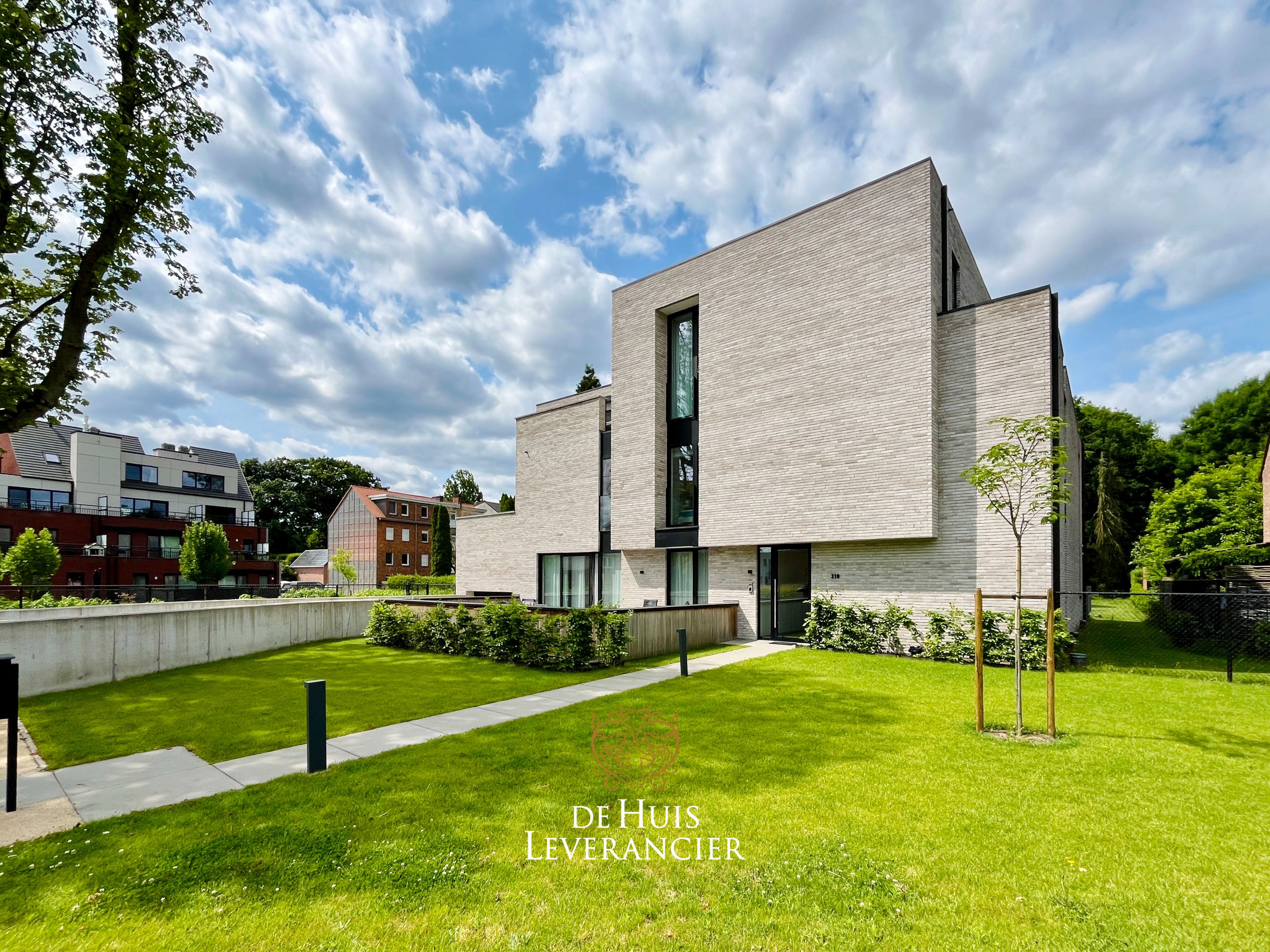 Discrete luxe & tijdloze elegantie : subliem nieuwbouwappartement met terras en gemeenschappelijk tuin te koop in Boechout foto {{pictureIndex}}