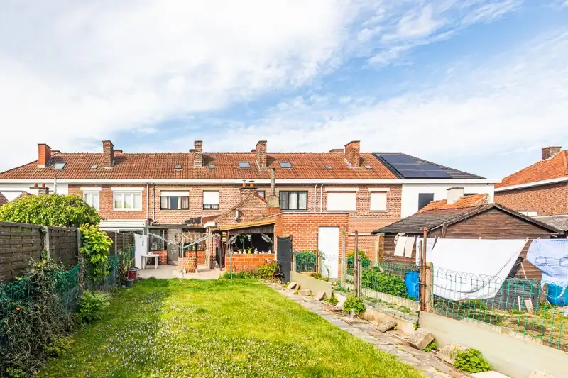 Rustig gelegen, te moderniseren woning met 3 slaapkamers (meer mogelijk), tuin en grote garage op 288m². foto 15