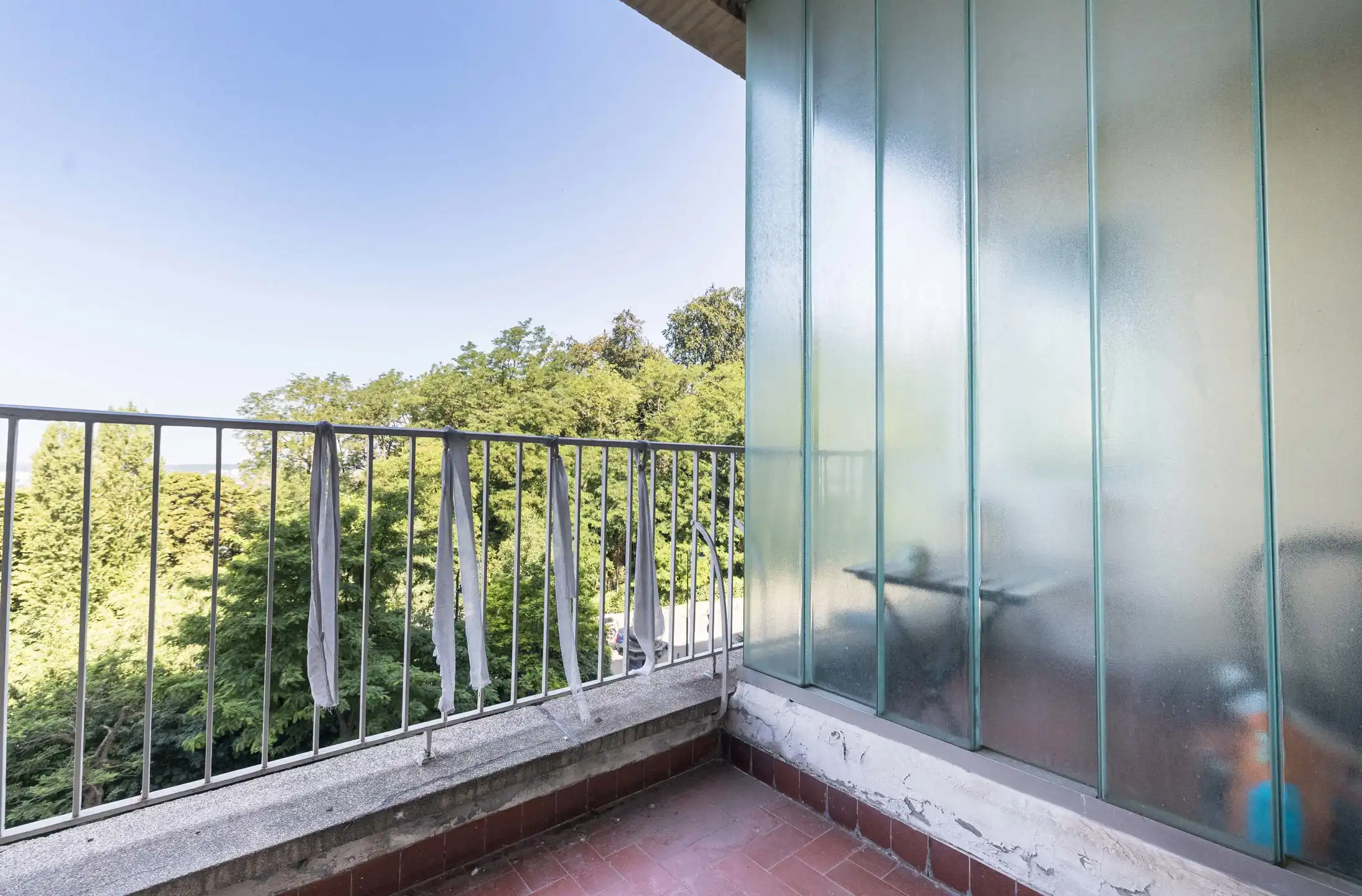 Appartement met 2 slaapkamers en terras – Te renoveren foto 2