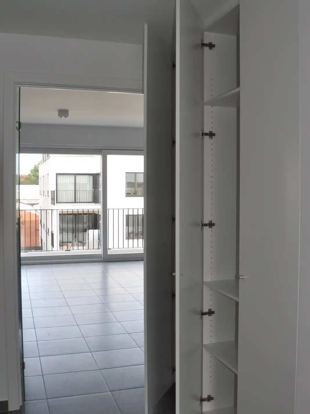 Verzorgd appartement met twee slaapkamers - terras - staanplaats - berging foto 15