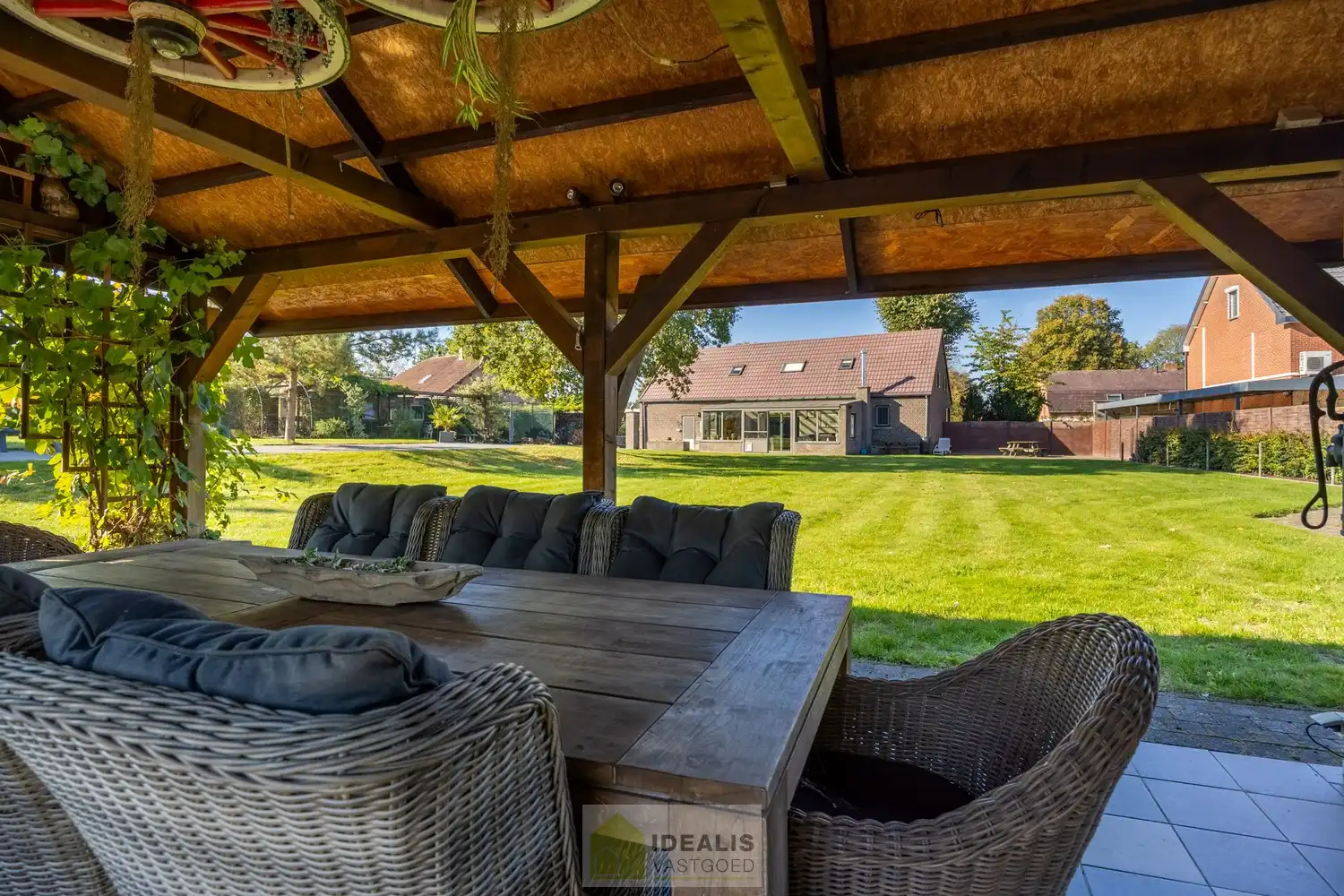 IDEALIS VASTGOED – KARAKTERISTIEKE INSTAPKLARE LANGGEVELHOEVE MET 5 SLAAPKAMERS, SFEERVOLLE LEEFRUIMTE EN AANSLUITEND VERANDA MET VOLZICHT OP DE PRACHTIGE TUIN EN ACHTERLIGGENDE WEILANDEN OP EEN PERCEEL VAN MAAR LIEFST 1,6 HECTARE (16.000M²)!! Deze karakteristieke hoeve uit 1904 omvat +- 231m² netto bewoonbare oppervlakte met een sfeervolle woonkamer die uitgeeft op de lichtrijke veranda, aansluitend een goed uitgeruste keuken voorzien van alle comfort, 5 slaapkamers waarvan één gelijkvloers en een badkamer voorzien van douche én dubbel badkamermeubel.. Deze langgevelhoeve biedt een unieke kans voor kandidaten op zoek naar een instapklare woning voorzien van alle comfort, ruimte en een prachtig aangelegde tuin met achterliggende weilanden. foto 30