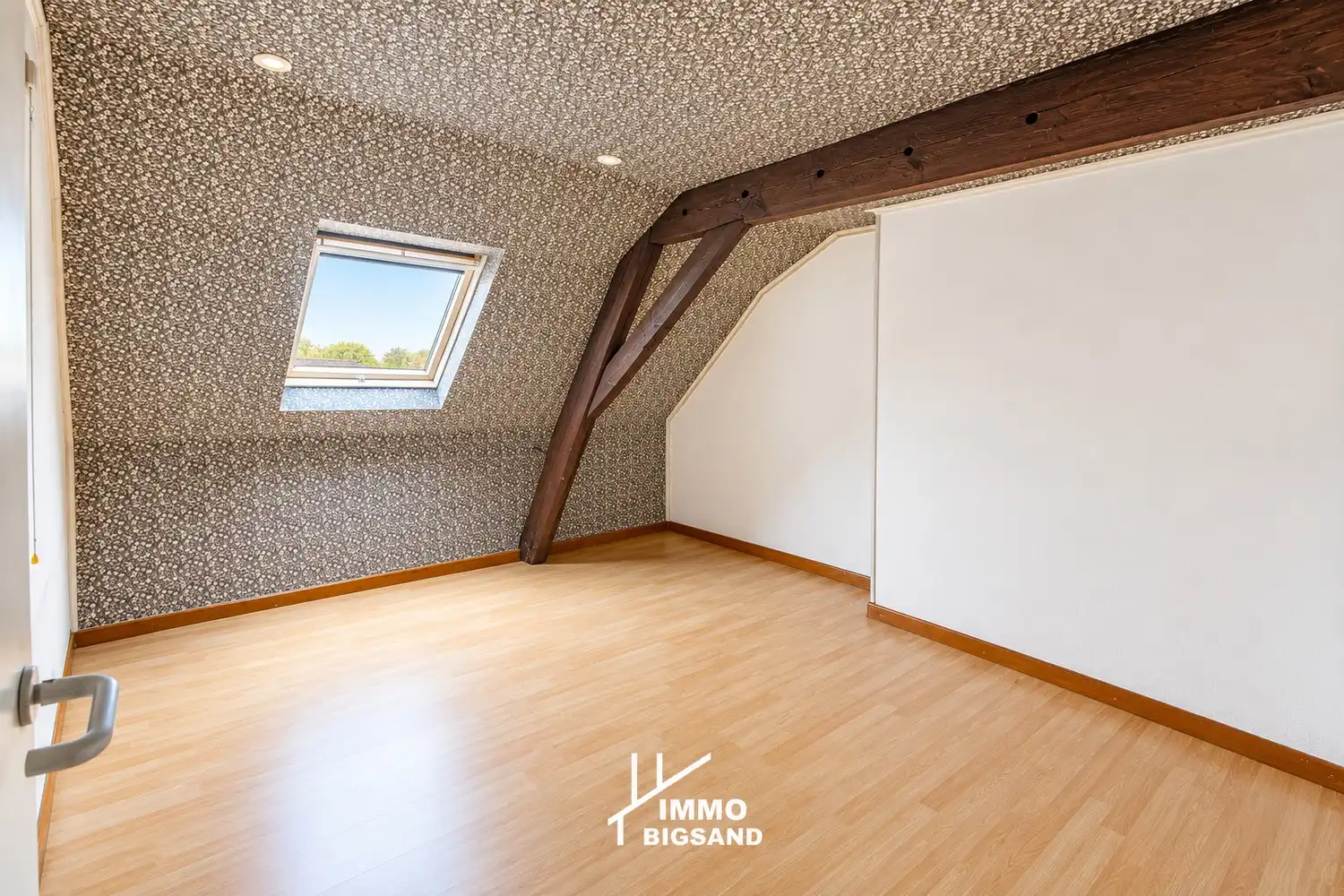 Ruime gezinswoning met 4 slaapkamers, garage en tuin in Bissegem! foto 15