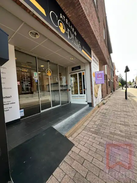 Instapklare ingerichte bakkerijwinkel met opslagplaats/magazijn foto 2