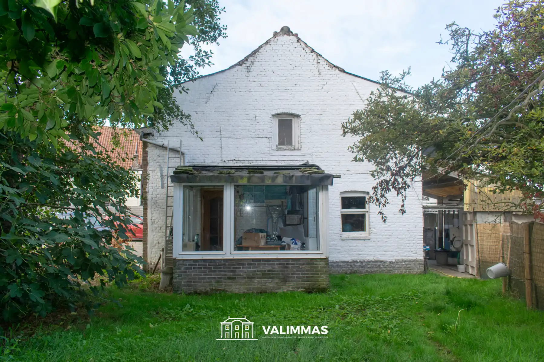 Ruime, nog te renoveren hoeve met tuin, garage & bijgebouwen foto 10