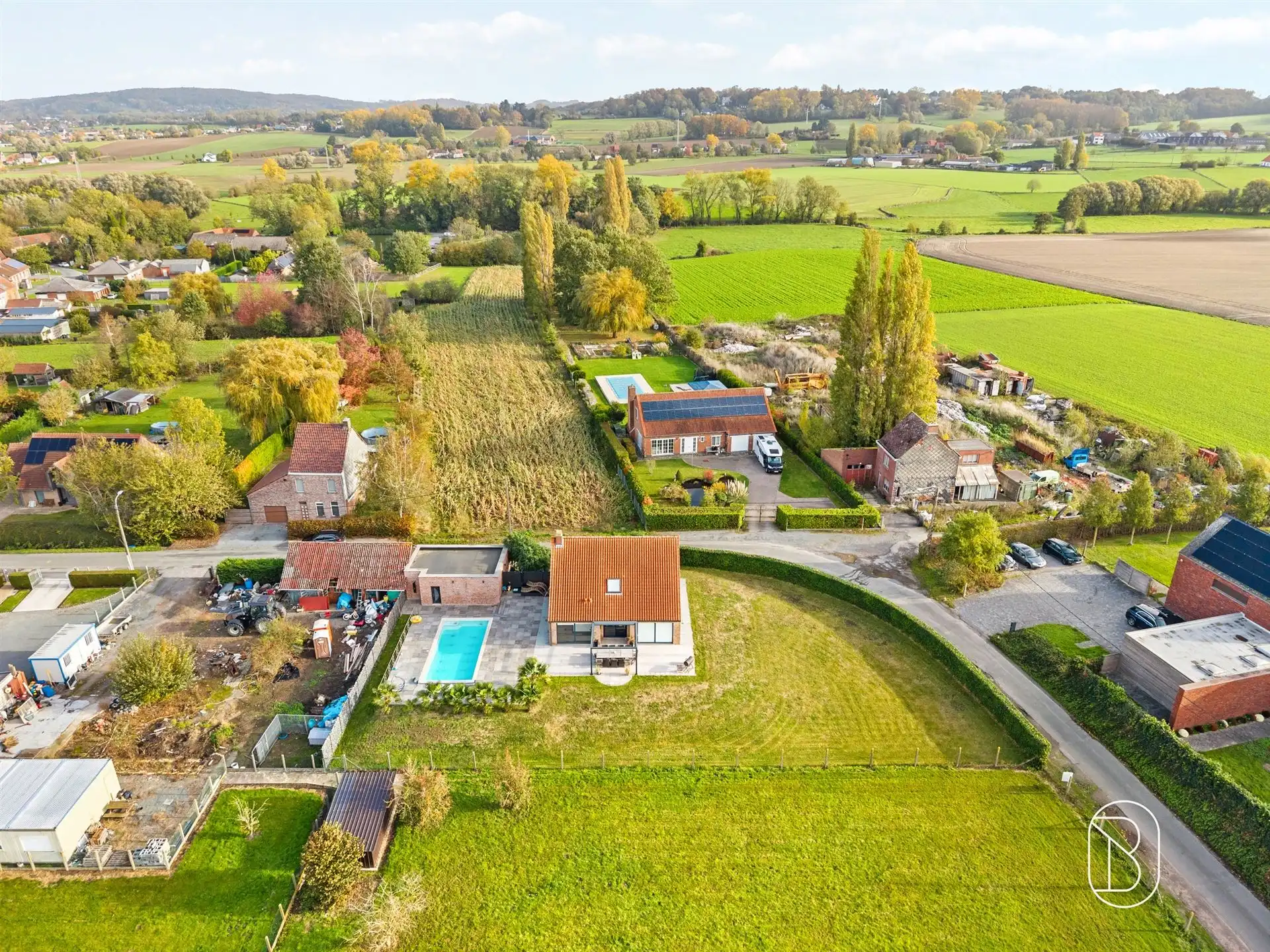 Villa met verwarmd zwembad en 2 garages!  foto 2