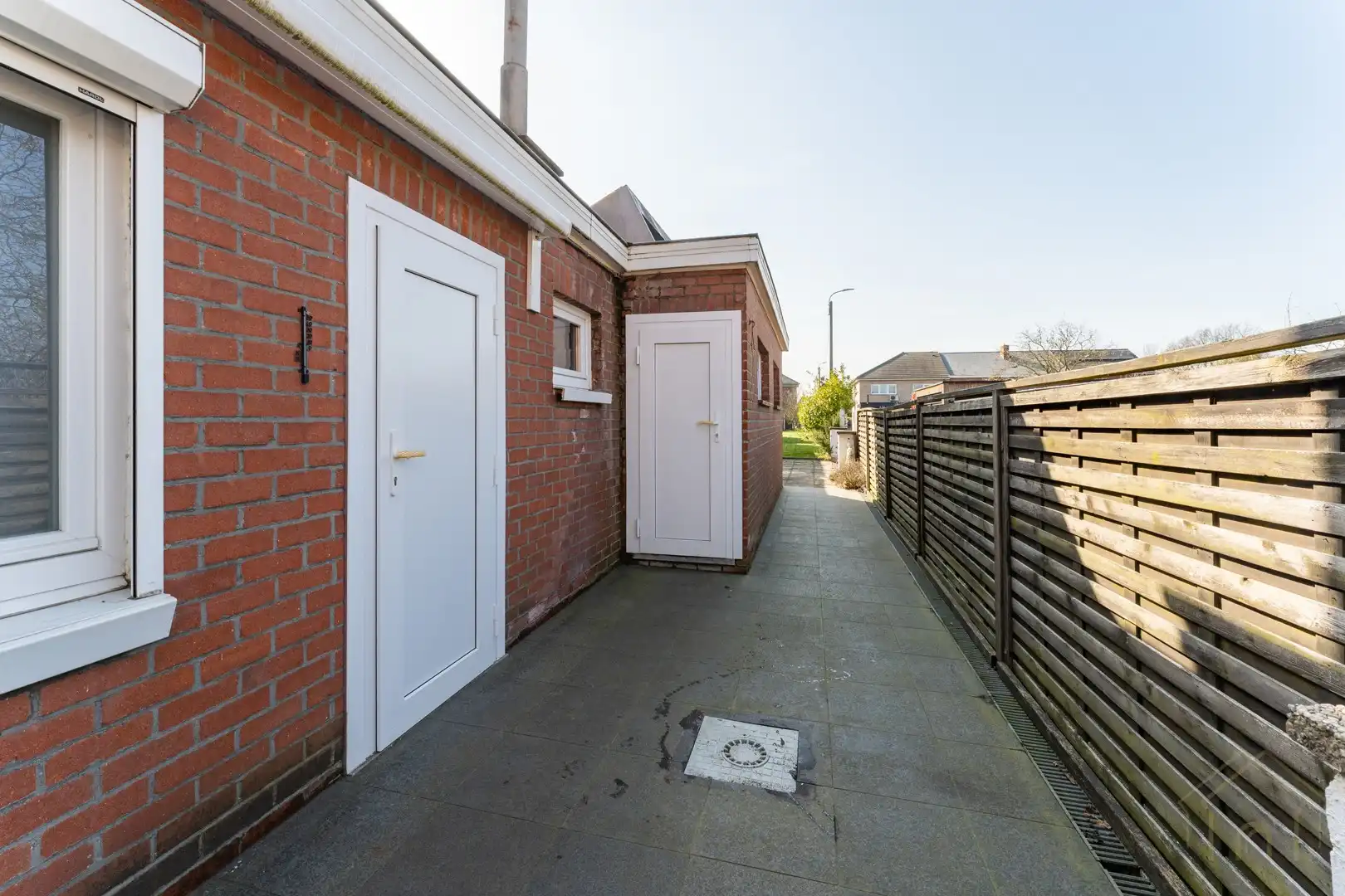 Halfopen gezinswoning met 5 slaapkamers en diepe tuin met uitweg foto 18