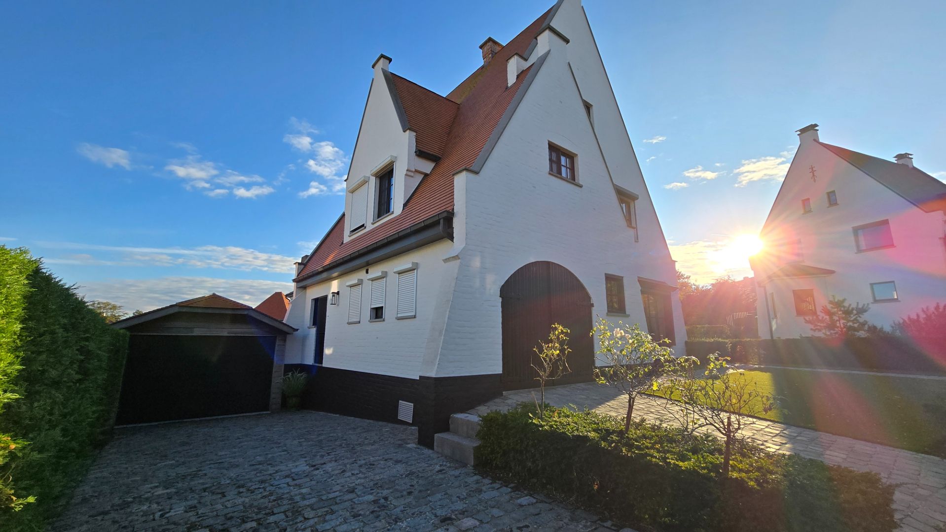 Charmante woning met 5 volwaardige slaapkamers, zonne terras en tuin met garagebox op enkele minuten van de zeedijk. foto 1