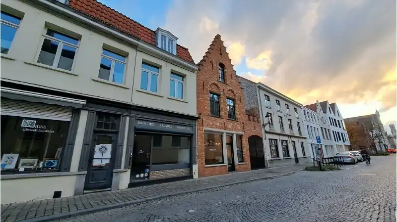 Hoofdfoto van de publicatie: Opbrengsteigendom te koop in de Ezelstraat in Brugge
