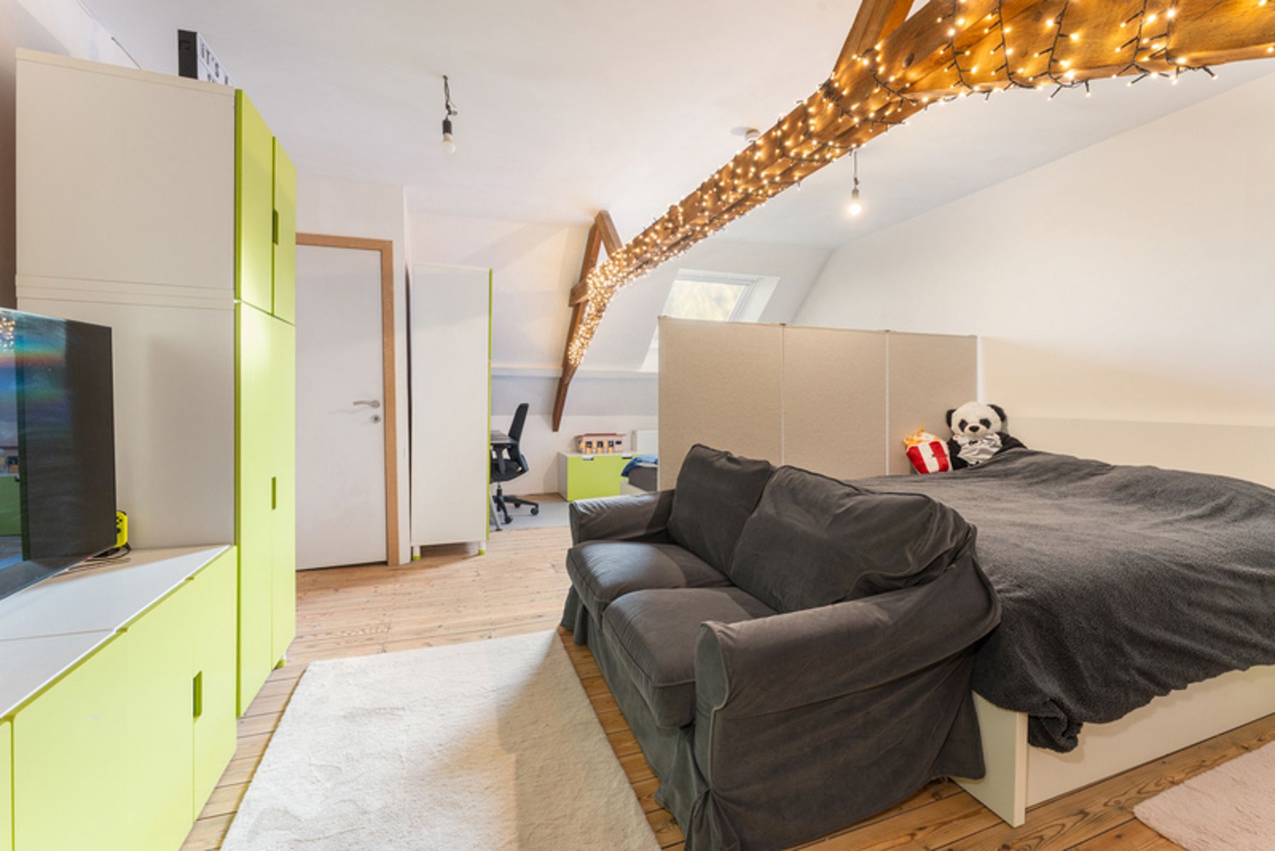 Vernieuwde woning met garage en stadstuintje foto 16