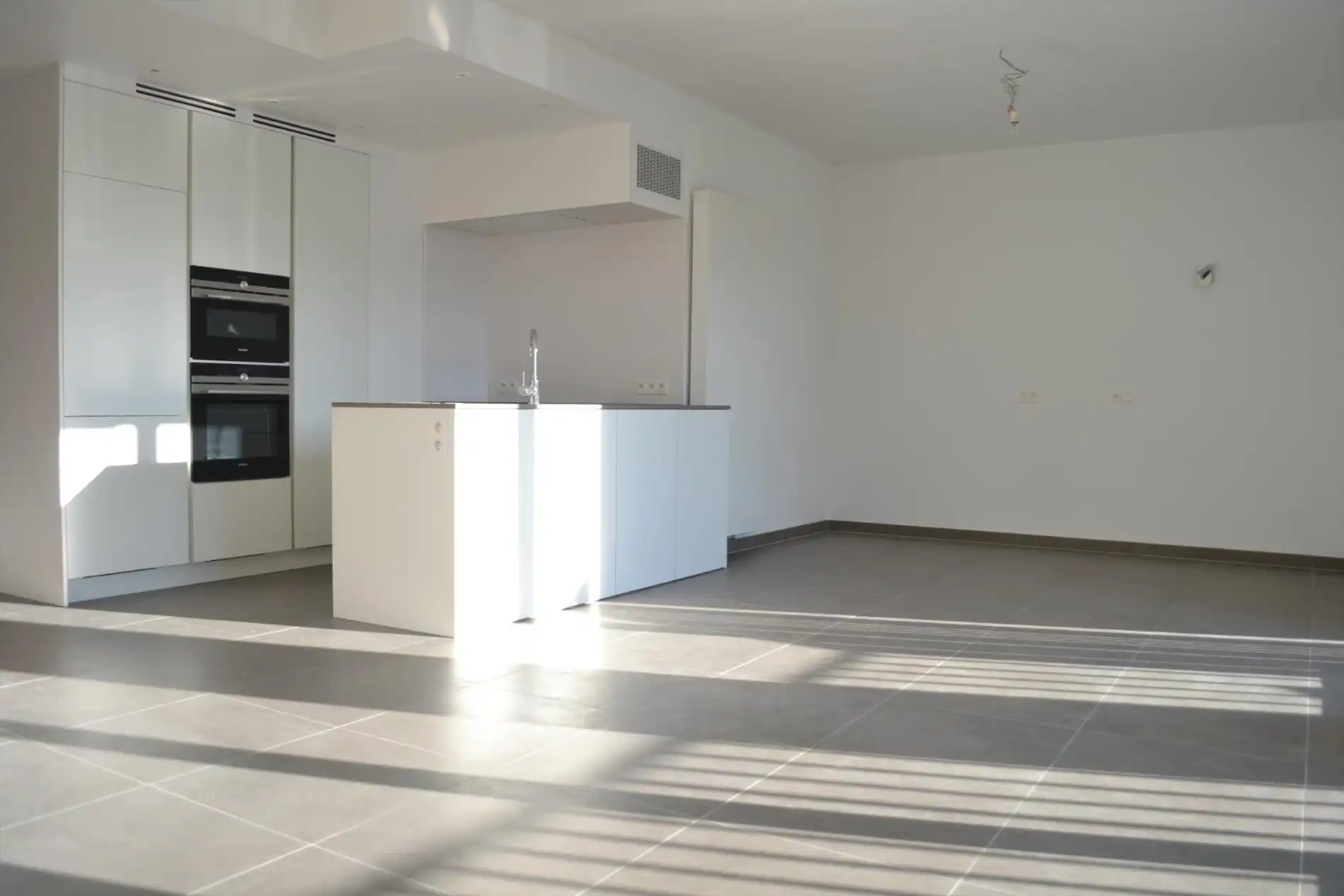 Recent appartement met 2 slaapkamers, 2 terrassen en garagebox te huur in Gullegem foto 2