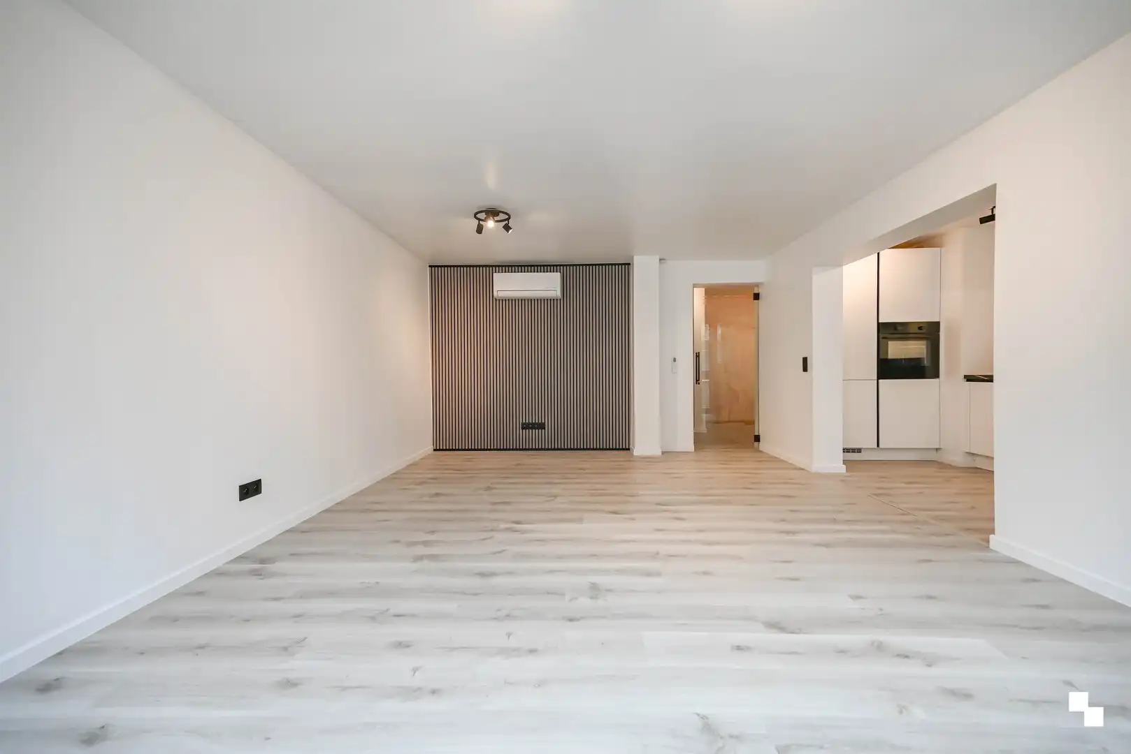 Gerenoveerd appartement met twee slaapkamers & airco in centrum Izegem foto 3