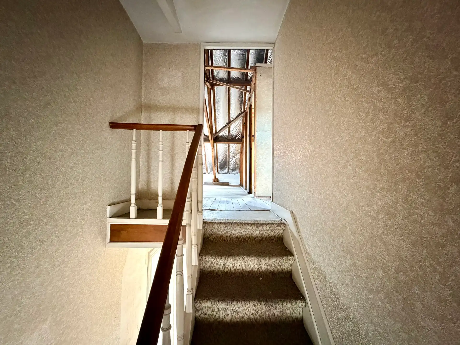 Ruime te renoveren woning met 4 slaapkamers, tuin en garage in Adinkerke te koop. foto 20