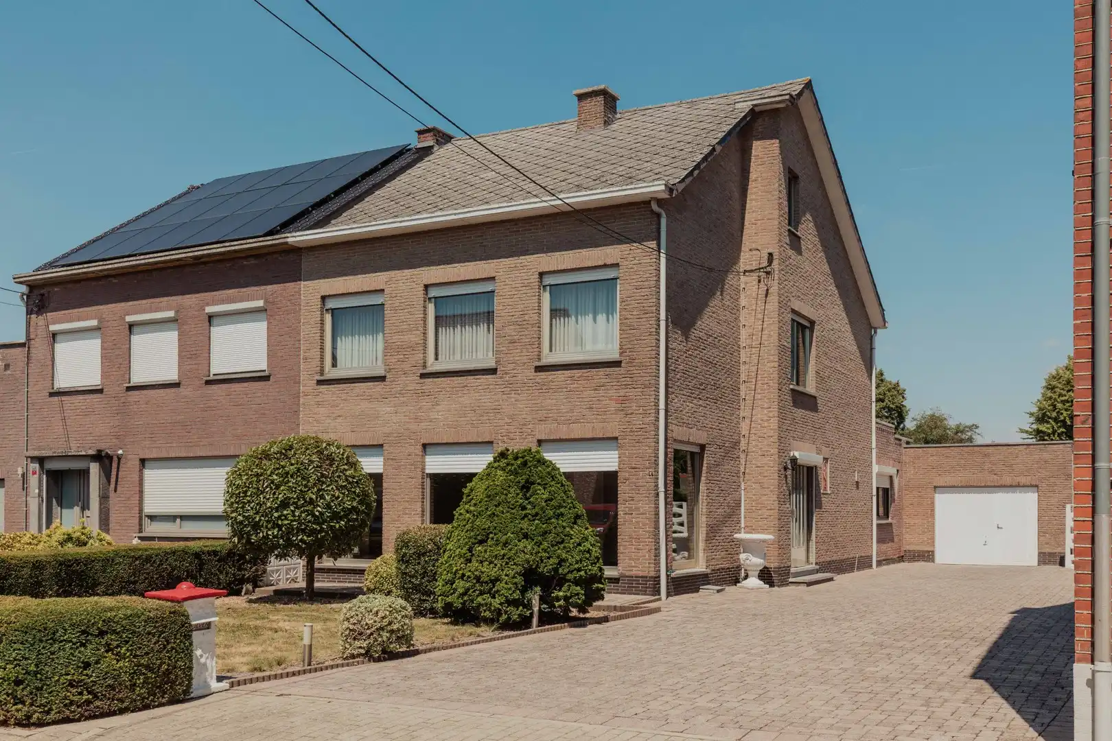 Ruime gezinswoning met grote tuin foto 2