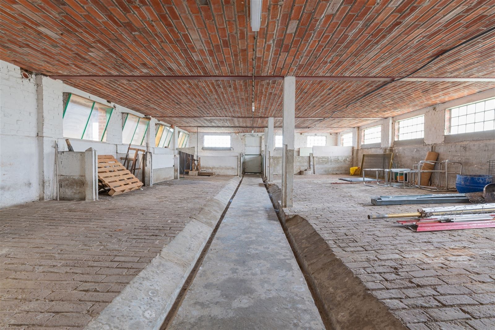 3 gevelwoning met loods (248m2) en garage foto 32