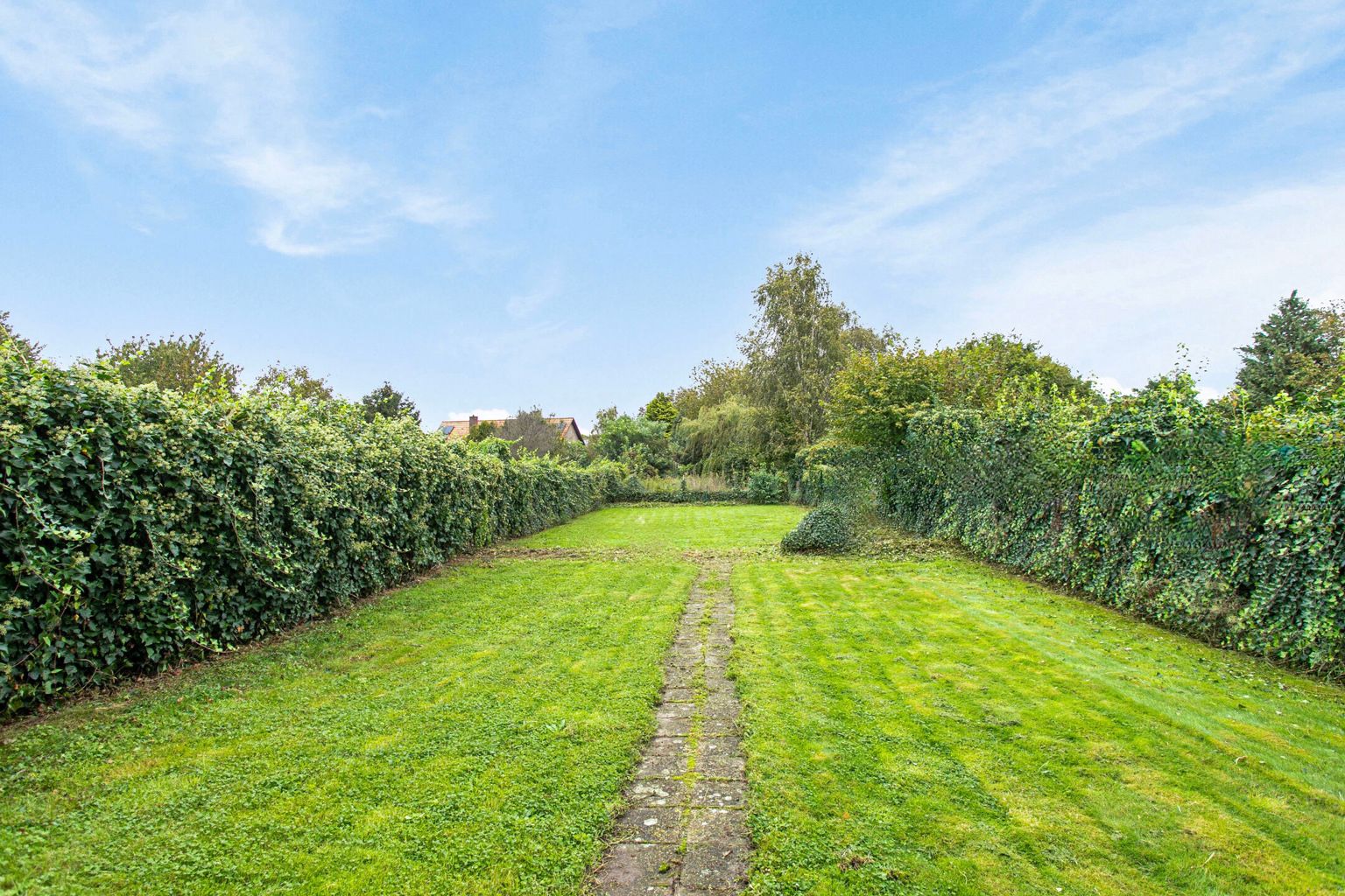 DEGELIJKE,  TE RENOVEREN WONING MET TUIN IN VERTRIJK foto 24