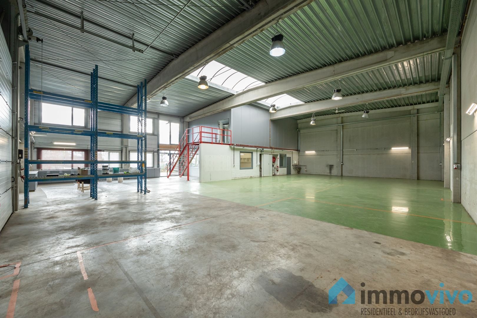 Instapklare KMO-unit van 400 m² met 160 m² kantoor en 5 pp. op toplocatie foto 6