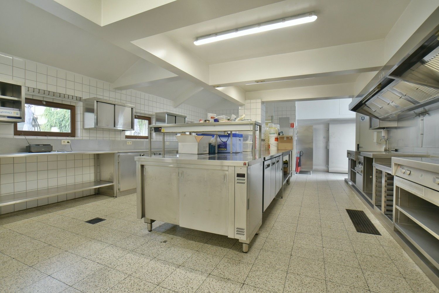 Uniek pand bestaande uit restaurant, grote feestzaal met ruime parking en woning op een domein van maar liefst van 74a. foto 15