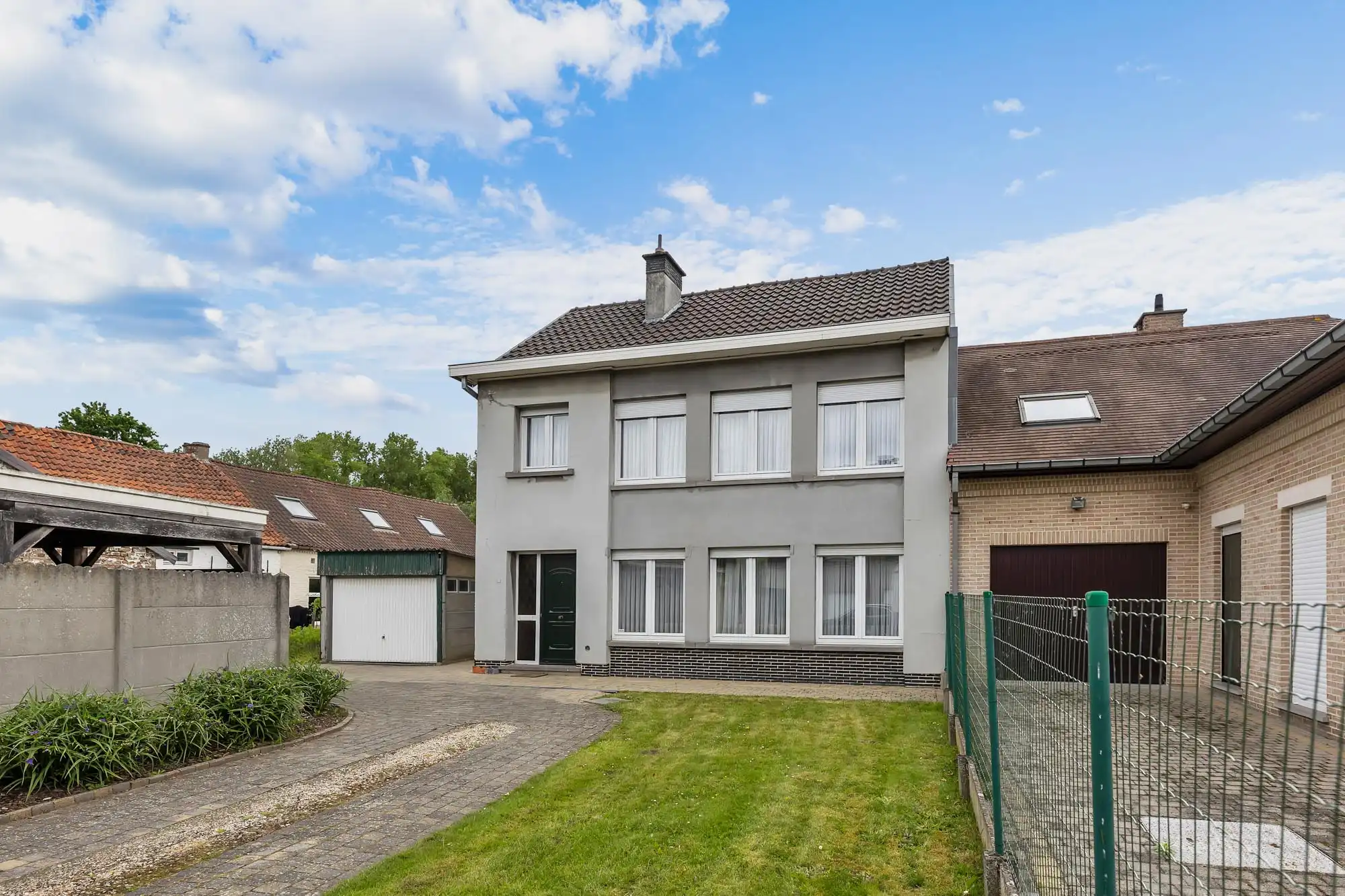 Hoofdfoto van de publicatie: Te renoveren woning met extra entiteit en garage