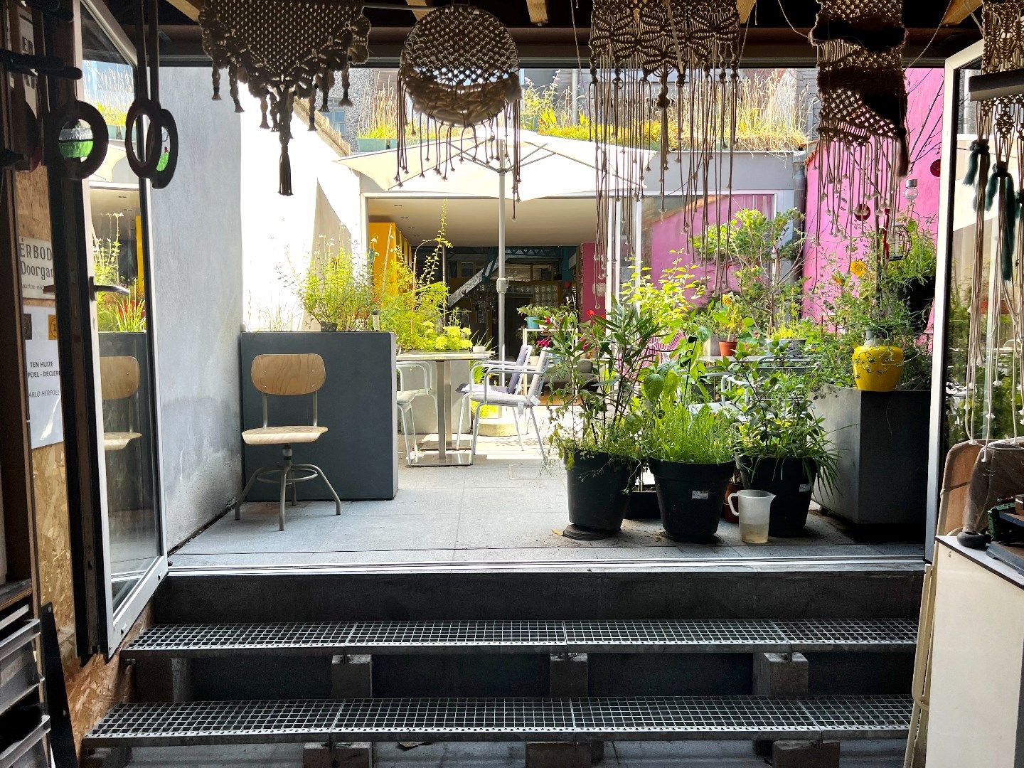 Kleurrijk, karaktervol en compleet uniek huis te koop pal in het centrum te Heule! foto 18