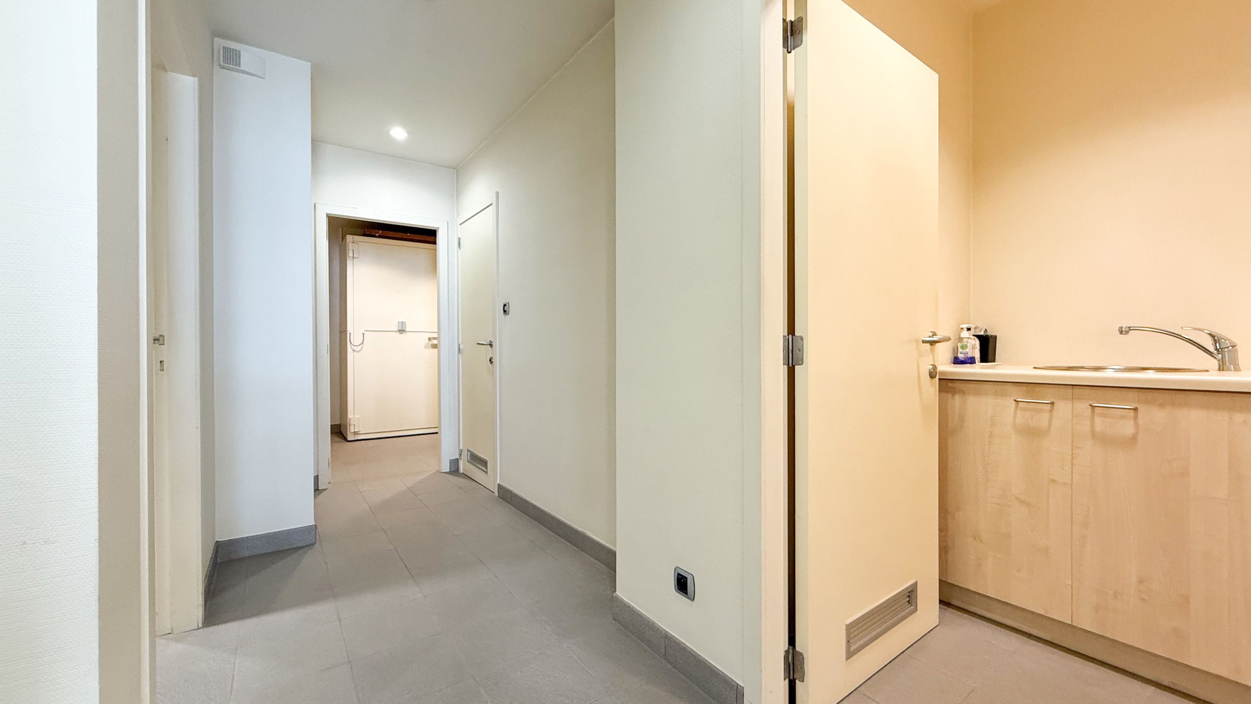 Instapklare kantoorruimte met mogelijkheden te Zolder! foto 31