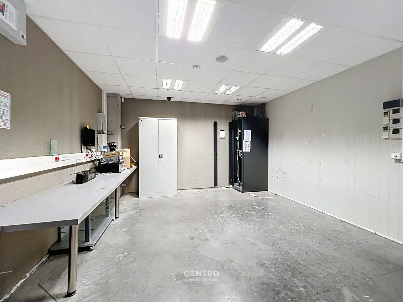 Multifunctioneel bedrijfspand (binnenrecreatie, toonzaal, winkel, opslag,...) van 782m² met 40 parkeerplaatsen op eigen terrein te Bavikhove (Harelbeke). foto 20