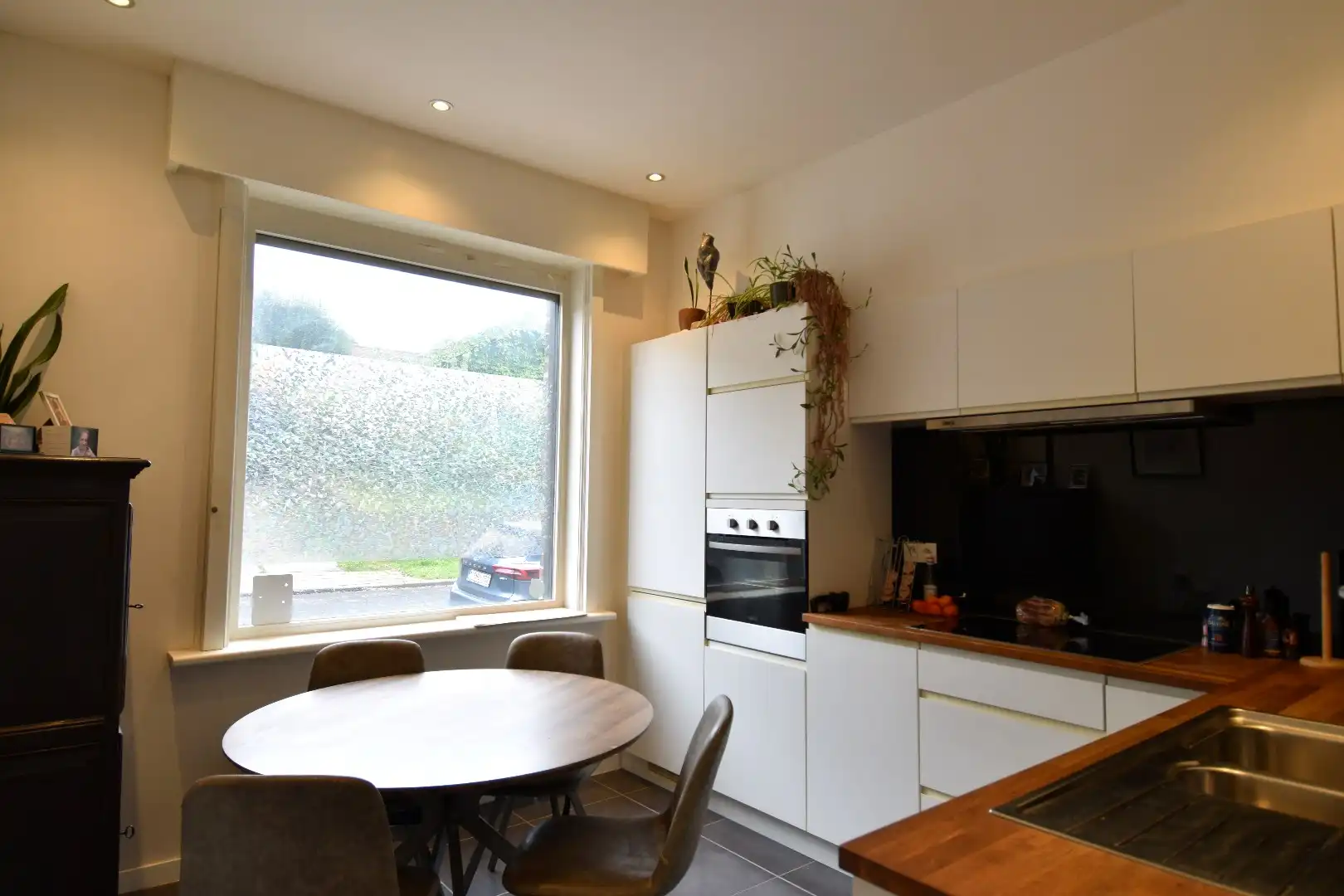 Op te frissen rijwoning met tuin, garage en 2 slaapkamers te Marke foto 3