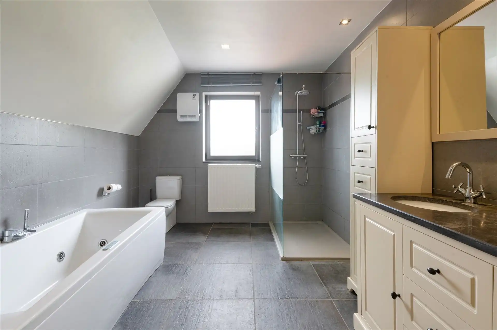 Ruime 4-slaapkamerwoning op een perceel van 48are in Parike! foto 13