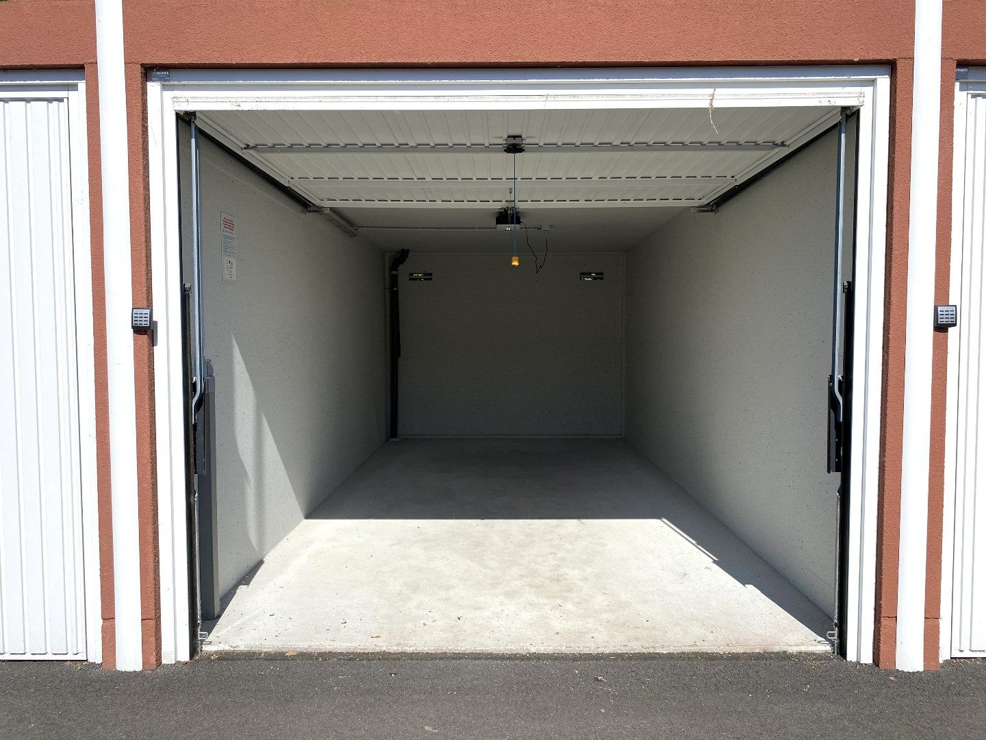 GARAGE GELEGEN IN DE DORPSKERN MEULEBEKE foto 3