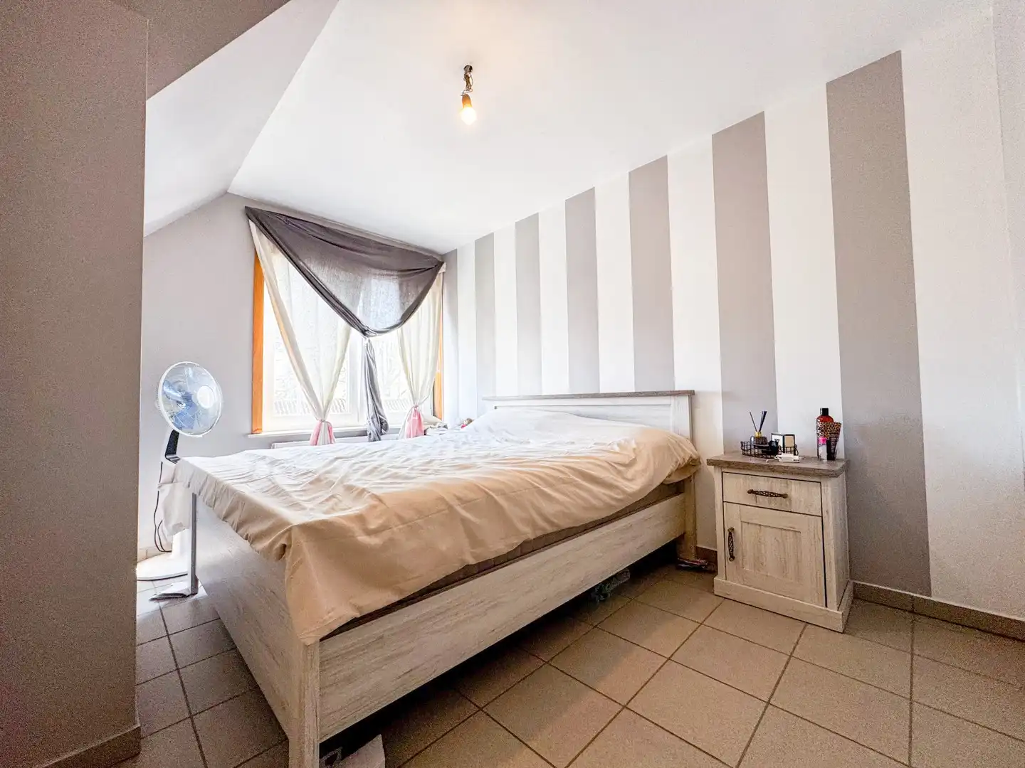 Gezellige rijwoning met 4 slaapkamers, tuin en carport foto 15